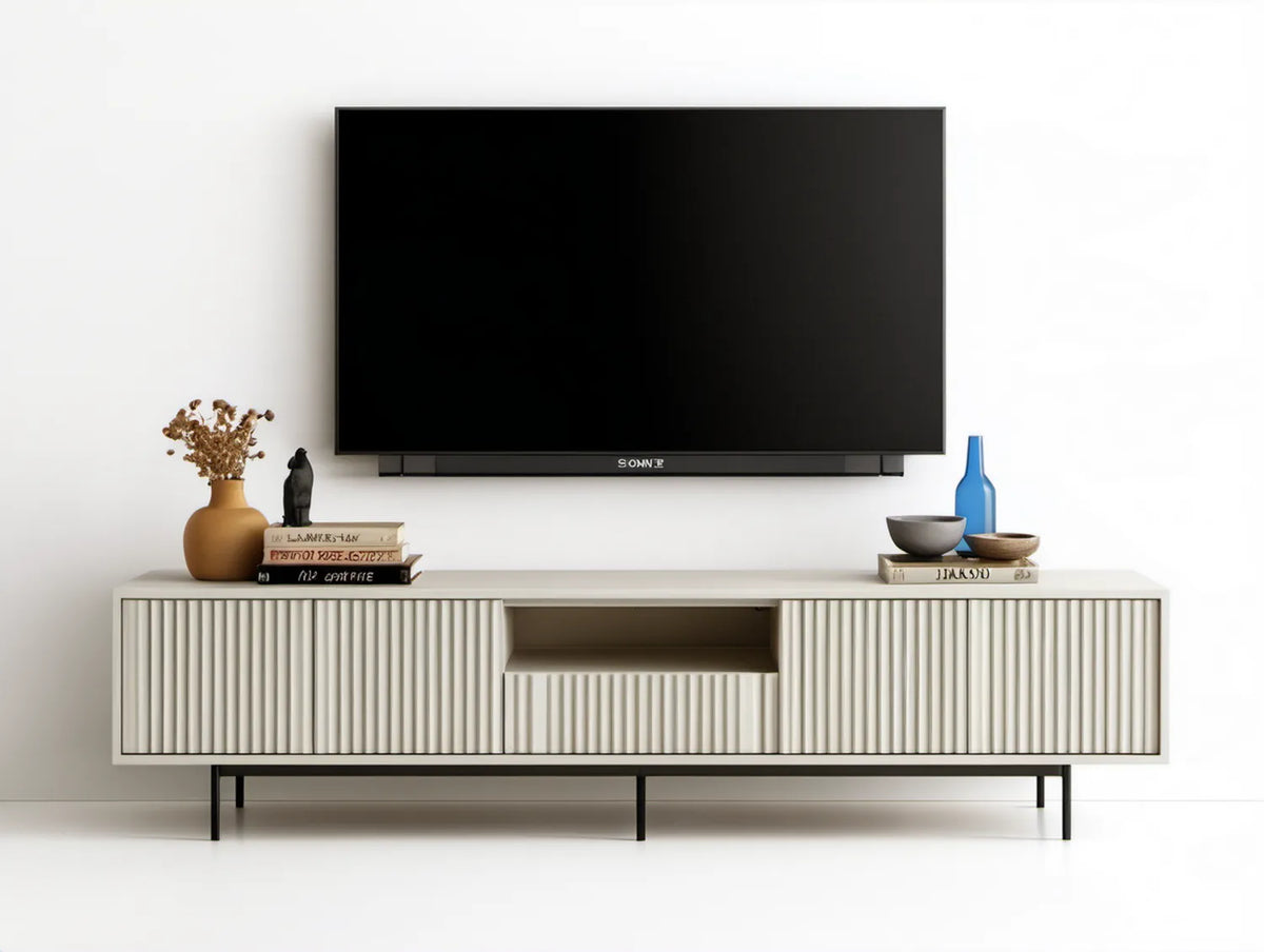 Kremowa szafka RTV z ryflowanymi frontami i czarnymi nóżkami, 180 x 40 x 55 cm
