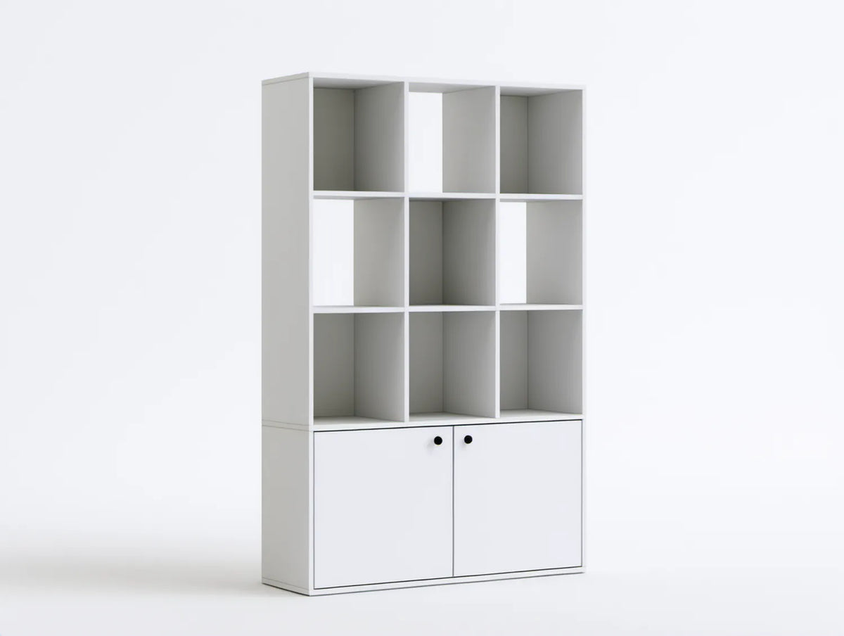 Biały regał 90 x 30 x 180 cm z 9 otwartymi przegródkami i 2 drzwiami